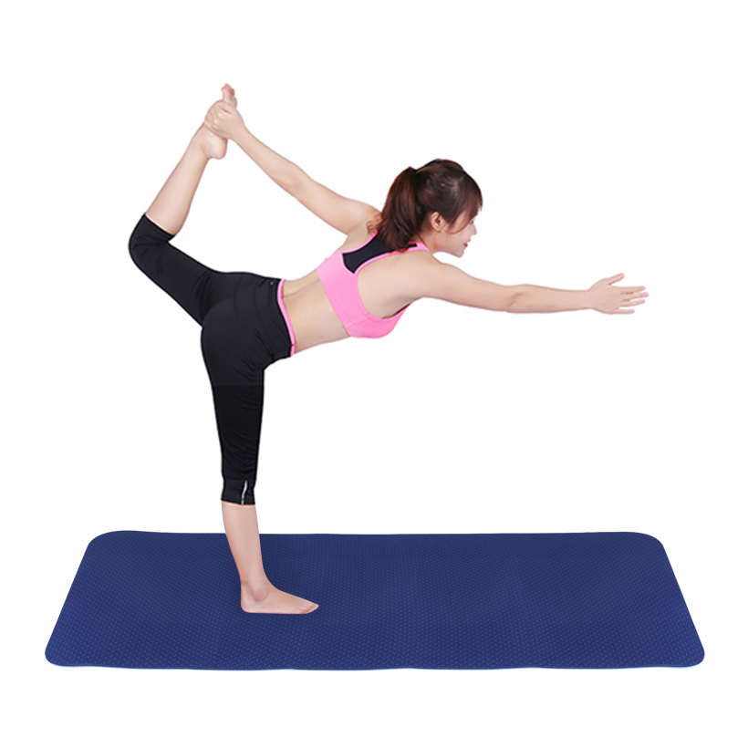 tập yoga trên thảm